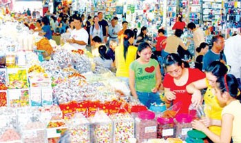 Consumers choose cakes and jams in Ben Thanh Market, HCMC